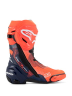 Botas Alpinestars Supertech R Vented MM93 Replica, botas de corrida de motociclismo, vermelho fluo e azul escuro com detalhes pretos, com parte superior em microfibra perfurada para ventilação, logótipo Alpinestars branco na canela e número 93 na biqueira.