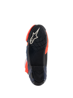 Botas Alpinestars Supertech R Vented MM93 Replica, vista da sola que mostra a sola de borracha preta com o logótipo de estrela branco, padrão de aderência texturizado para os pedais, detalhes em vermelho fluo e azul escuro, design de calçado de performance para corrida