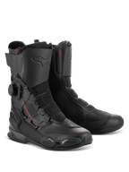 Botas Alpinestars SP-X BOA®, botas de motociclismo desportivas de altura média em preto, com disco do sistema de ajuste BOA lateral, painéis de malha Rideknit e reforços de proteção em TPU para condução em estrada
