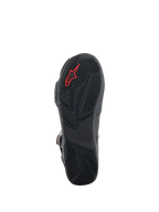 Alpinestars SP-X BOA® Boots, botas de motociclismo pretas, vista detalhada da sola de borracha com padrões de aderência texturizados, logótipo Alpinestars vermelho e design de calcanhar assimétrico para estabilidade ao caminhar.