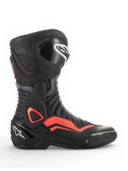 Alpinestars SMX-6 V2 Vented, bota de moto para corrida, preta e cinzenta com detalhes vermelhos fluorescentes, ventilação perfurada e proteção no tornozelo e na canela