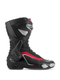Botas Alpinestars SMX-6 V3, botas de motociclismo de competição, pretas, prateadas e vermelhas, vista lateral de perfil com suporte lateral do tornozelo em TPU, slider de biqueira substituível e zonas de flexão em malha para desempenho em pista e estrada.