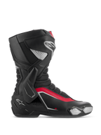 Botas Alpinestars SMX-6 V3, botas de motociclismo de competição, pretas, prateadas e vermelhas, vista lateral de perfil com suporte lateral do tornozelo em TPU, slider de biqueira substituível e zonas de flexão em malha para desempenho em pista e estrada.