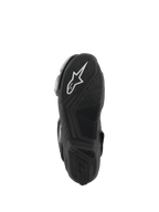 Botas Alpinestars SMX-6 V3, pretas, vista da sola com uma sola de borracha texturizada para aderência, logótipo Alpinestars branco no calcanhar, marca em relevo, concebidas para condução de alto desempenho em pista e estrada.