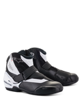 Botas Alpinestars SMX-1 R V2 Vented, sapatos de pilotagem de motociclismo de cano baixo, pretos e brancos, com parte superior em microfibra perfurada para ventilação, contraforte do calcanhar e protetor de mudanças em TPU, fecho lateral com tira de ajuste, concebidos para pilotagem desportiva e de estrada de performance