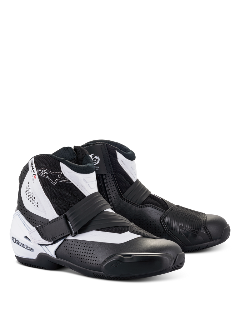 Botas Alpinestars SMX-1 R V2 Vented, sapatos de pilotagem de motociclismo de cano baixo, pretos e brancos, com parte superior em microfibra perfurada para ventilação, contraforte do calcanhar e protetor de mudanças em TPU, fecho lateral com tira de ajuste, concebidos para pilotagem desportiva e de estrada de performance