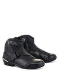 Botas Alpinestars SMX-1 R V2, botas de motociclismo de cano baixo pretas, com logótipos brancos e detalhes em vermelho, fecho de velcro e fecho de correr lateral, proteção em TPU reforçada, design aerodinâmico para condução em estrada e desportiva
