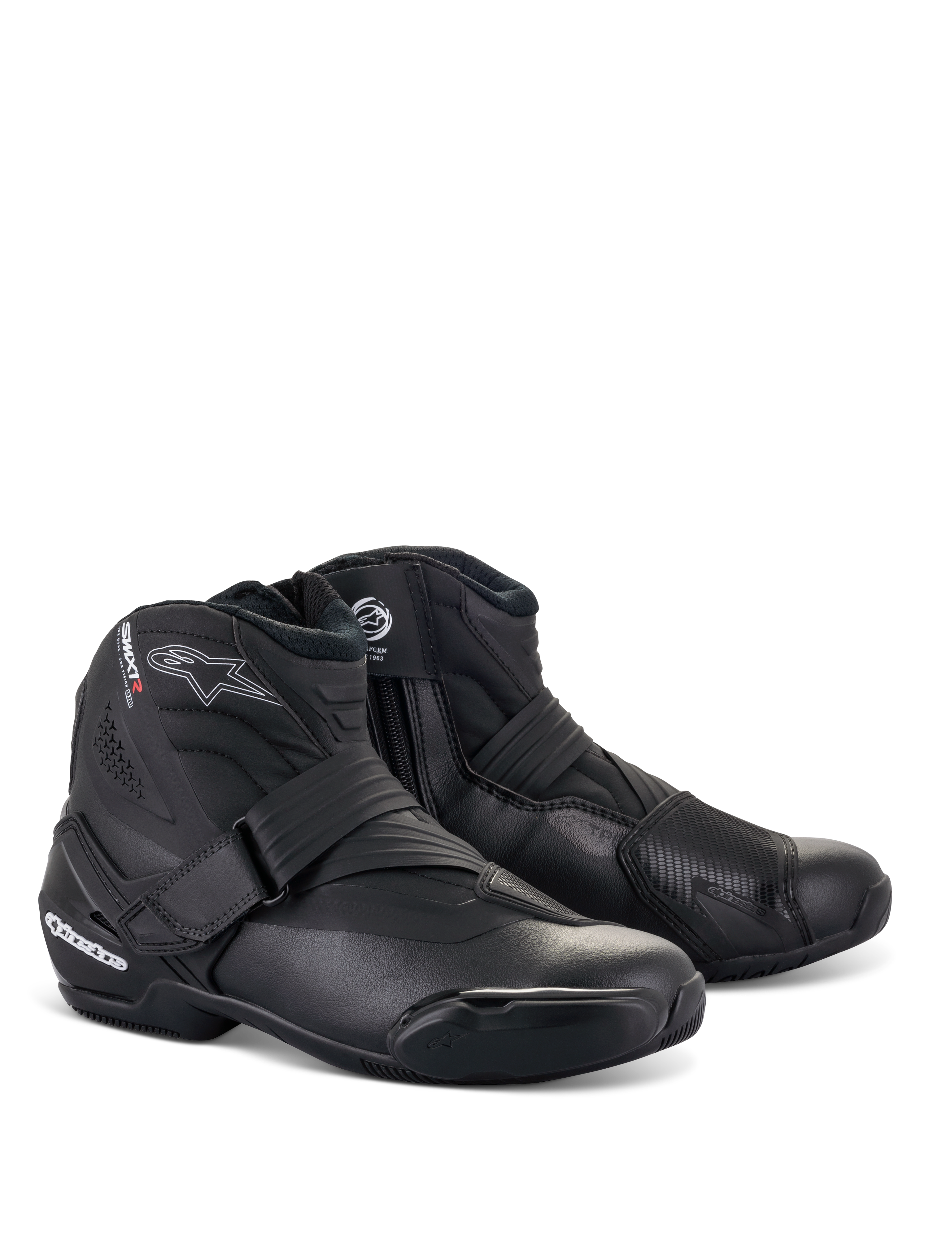 Botas Alpinestars SMX-1 R V2, botas de motociclismo de cano baixo pretas, com logótipos brancos e detalhes em vermelho, fecho de velcro e fecho de correr lateral, proteção em TPU reforçada, design aerodinâmico para condução em estrada e desportiva