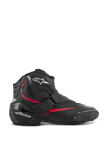 Botas Alpinestars SMX-1 R V2, botas de motociclismo de performance de cano baixo, pretas com detalhes vermelhos e brancos, fecho de correia de Velcro, calcanhar em TPU reforçado e proteção de tornozelo, zonas de flexão em acordeão e sola de borracha texturizada para condução desportiva em estrada.