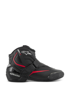 Botas Alpinestars SMX-1 R V2, botas de motociclismo de performance de cano baixo, pretas com detalhes vermelhos e brancos, fecho de correia de Velcro, calcanhar em TPU reforçado e proteção de tornozelo, zonas de flexão em acordeão e sola de borracha texturizada para condução desportiva em estrada.