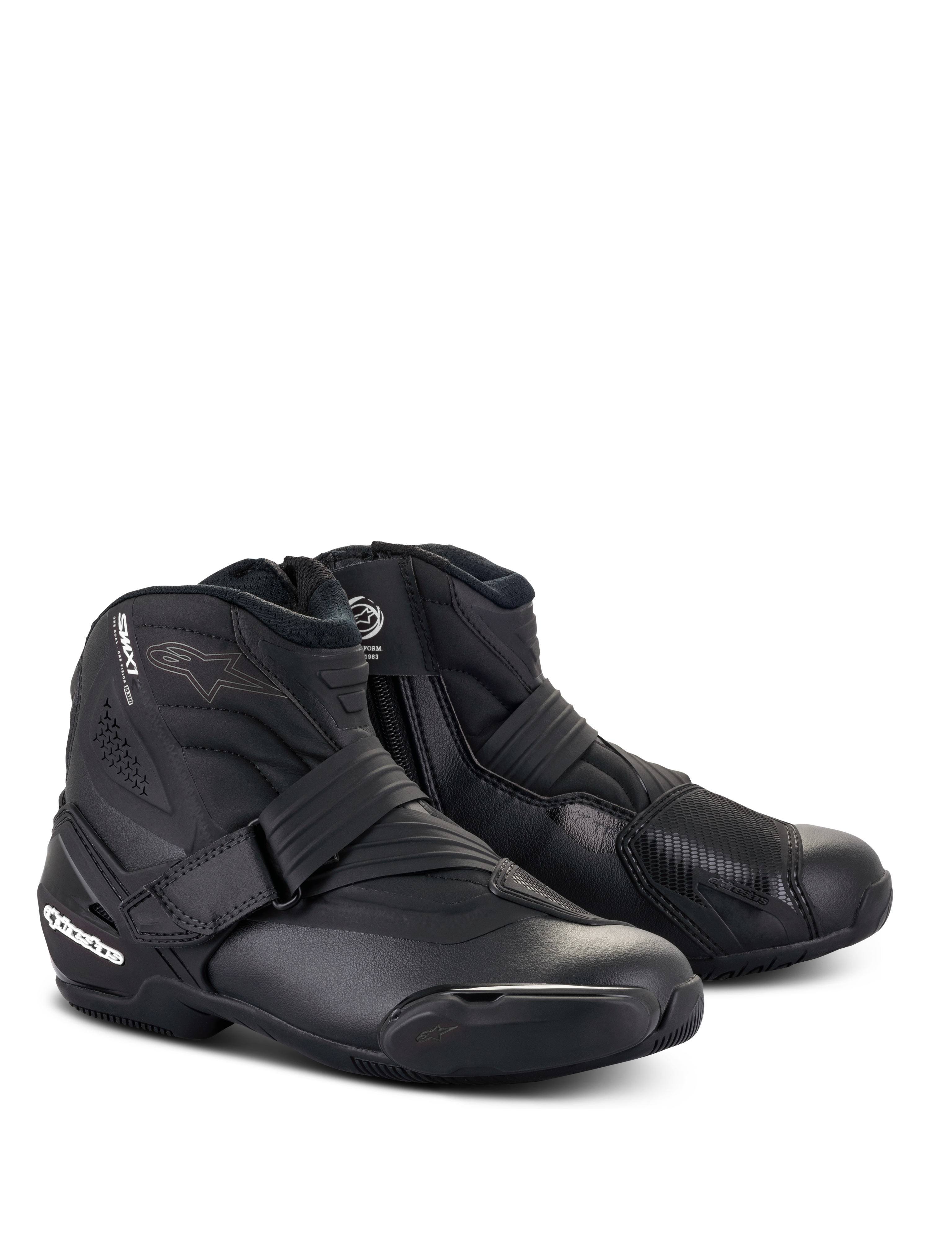 Alpinestars Stella SMX-1 R V2 Boots, botas de motociclismo femininas de cano baixo, pretas, com parte superior em microfibra, contraforte do calcanhar e protetor de mudanças em TPU, fecho com alça e perfil aerodinâmico desportivo.