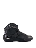 Botas Alpinestars Stella SMX-1 R V2, calçado de motociclismo de cano baixo para mulher, pretas, vista de perfil lateral com construção em microfibra, fecho de alça ajustável, proteção de calcanhar em TPU reforçado com logótipo branco, pormenor do logótipo de estrela e sola de borracha durável.