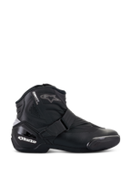 Botas Alpinestars Stella SMX-1 R V2, calçado de motociclismo de cano baixo para mulher, pretas, vista de perfil lateral com construção em microfibra, fecho de alça ajustável, proteção de calcanhar em TPU reforçado com logótipo branco, pormenor do logótipo de estrela e sola de borracha durável.