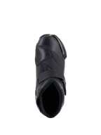 Botas Stella SMX-1 R V2 da Alpinestars para Mulher, sapato de pilotagem de alto desempenho e corte baixo em preto, vista superior mostrando a abertura para o pé, a alça no peito do pé e a proteção de mudanças em TPU texturizado, construção elegante em microfibra.