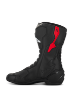 Botas Alpinestars SMX-6 V3 Drystar, botas de motociclismo de performance, pretas e vermelhas, com protetor superior da panturrilha em TPU vermelho, marca Drystar em relevo e construção elegante em microfibra, vista de perfil lateral