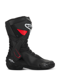 Botas Alpinestars SMX-6 V3 Drystar, botas de motociclismo desportivas, pretas com pormenores em vermelho e branco, vista de perfil lateral, construção em microfibra impermeável, suporte lateral do tornozelo em TPU com detalhes vermelhos, logótipos brancos na canela e no calcanhar, deslizador de biqueira integrado e zonas flexíveis em malha