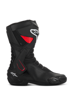 Botas Alpinestars SMX-6 V3 Drystar, botas de motociclismo desportivas, pretas com pormenores em vermelho e branco, vista de perfil lateral, construção em microfibra impermeável, suporte lateral do tornozelo em TPU com detalhes vermelhos, logótipos brancos na canela e no calcanhar, deslizador de biqueira integrado e zonas flexíveis em malha
