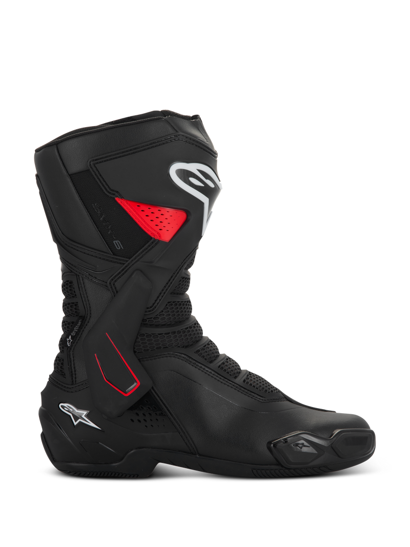 Botas Alpinestars SMX-6 V3 Drystar, botas de motociclismo desportivas, pretas com pormenores em vermelho e branco, vista de perfil lateral, construção em microfibra impermeável, suporte lateral do tornozelo em TPU com detalhes vermelhos, logótipos brancos na canela e no calcanhar, deslizador de biqueira integrado e zonas flexíveis em malha