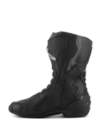 Botas Alpinestars Stella SMX-6 V3 Drystar®, botas de motociclismo impermeáveis para mulher, pretas e prateadas, vista de perfil lateral com proteção de canela e tornozelo em TPU, logótipo Drystar em relevo, construção em microfibra durável para condução desportiva e em estrada