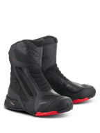 Botas Alpinestars RT-7 Drystar, botas de motociclismo para turismo, pretas e vermelhas, com membrana Drystar impermeável, construção durável em têxtil e microfibra, solas com ranhuras vermelhas e áreas de proteção reforçadas para aventuras em todo o terreno