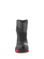Botas Alpinestars RT-7 Drystar®, botas de motociclismo de turismo, pretas e vermelhas, vista frontal, com biqueira reforçada, almofada de mudança em impressão 3D e sola com ranhuras em vermelho vibrante, design de calçado de aventura impermeável.
