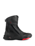 Botas Alpinestars RT-7 Drystar, botas de mototurismo, pretas com detalhe vermelho na sola, impermeáveis e respiráveis, perfil lateral com fecho de correr lateral e velcro, painéis têxteis texturizados com pontos refletores, sola robusta com relevos, construção sintética avançada