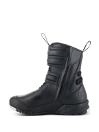 Alpinestars Stella RT-7 Touring Drystar® Boots para Mulher, botas de motociclismo de turismo, pretas, vista de perfil lateral mostrando entrada com fecho de correr duplo, ajustadores de tiras de Velcro, zonas de proteção reforçadas e sola robusta para condução de aventura