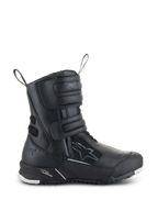 Botas Alpinestars Stella RT-7 Touring Drystar Femininas, botas de motociclismo para turismo pretas, vista lateral mostrando três tiras de velcro, parte superior impermeável em microfibra e têxtil, calcanhar reforçado com logótipo de estrela e sola tratorada durável com detalhes brancos