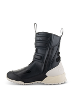 Botas Alpinestars Stella RT-7 Touring Drystar® Femininas, Pretas e Brancas, perfil lateral de uma bota de motociclismo de turismo de cano alto com construção em microfibra, fecho lateral com tiras ajustáveis, calcanhar e sola em off-white contrastantes