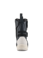 Botas Stella RT-7 Touring Drystar® Femininas da Alpinestars, vista traseira, pretas e brancas, com contraforte de calcanhar branco reforçado com a marca Drystar, puxador traseiro e painéis têxteis em acordeão para flexibilidade.