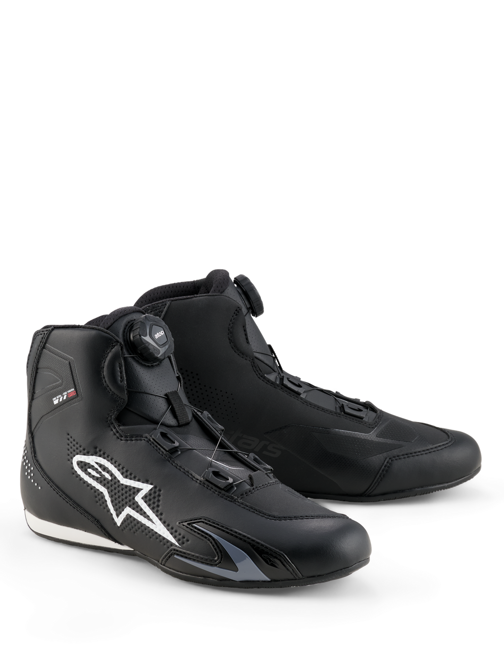 Sapatos Alpinestars Celer, sapatos de condução de moto, pretos e brancos, com o sistema de fecho Rotor, grande logótipo Astar branco na lateral, construção elegante em microfibra técnica para performance desportiva em estrada