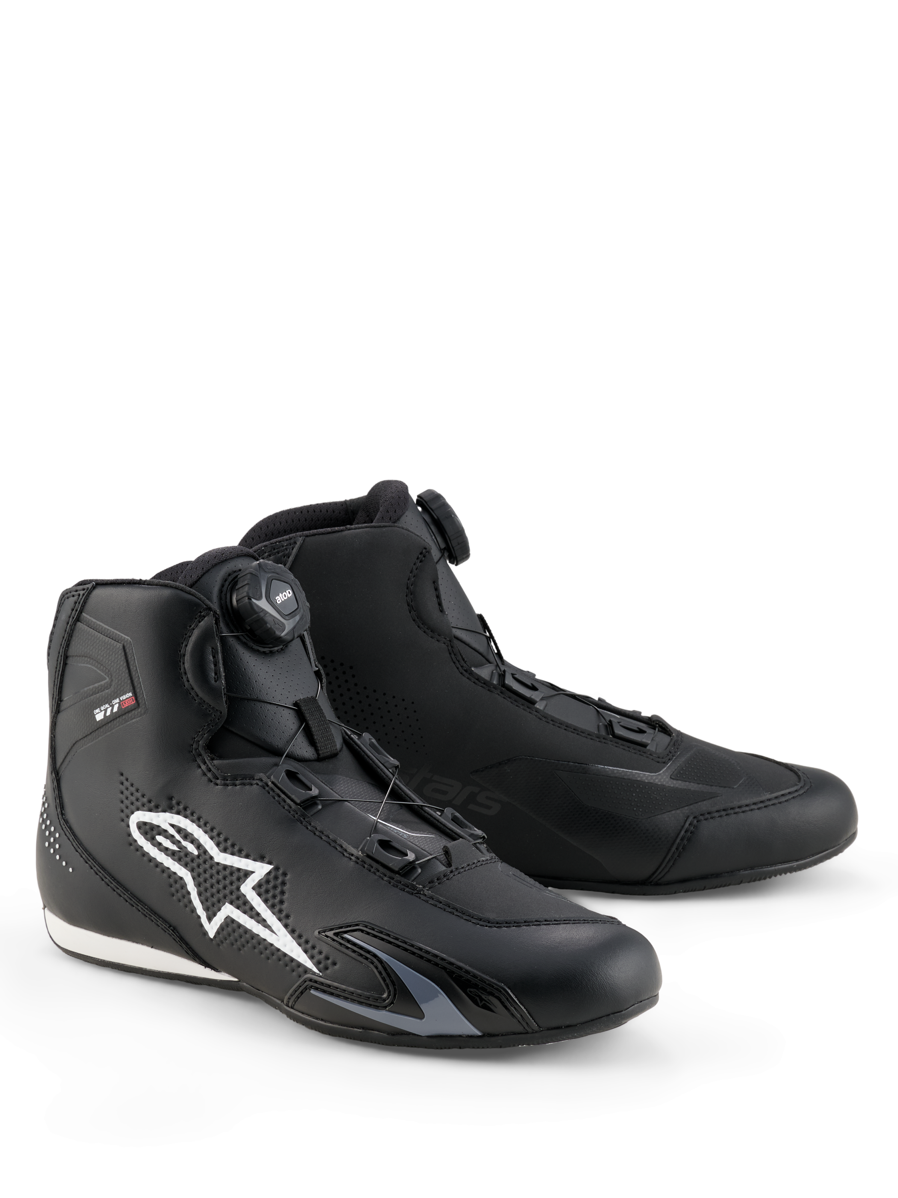 Sapatos Alpinestars Celer, sapatos de condução de moto, pretos e brancos, com o sistema de fecho Rotor, grande logótipo Astar branco na lateral, construção elegante em microfibra técnica para performance desportiva em estrada