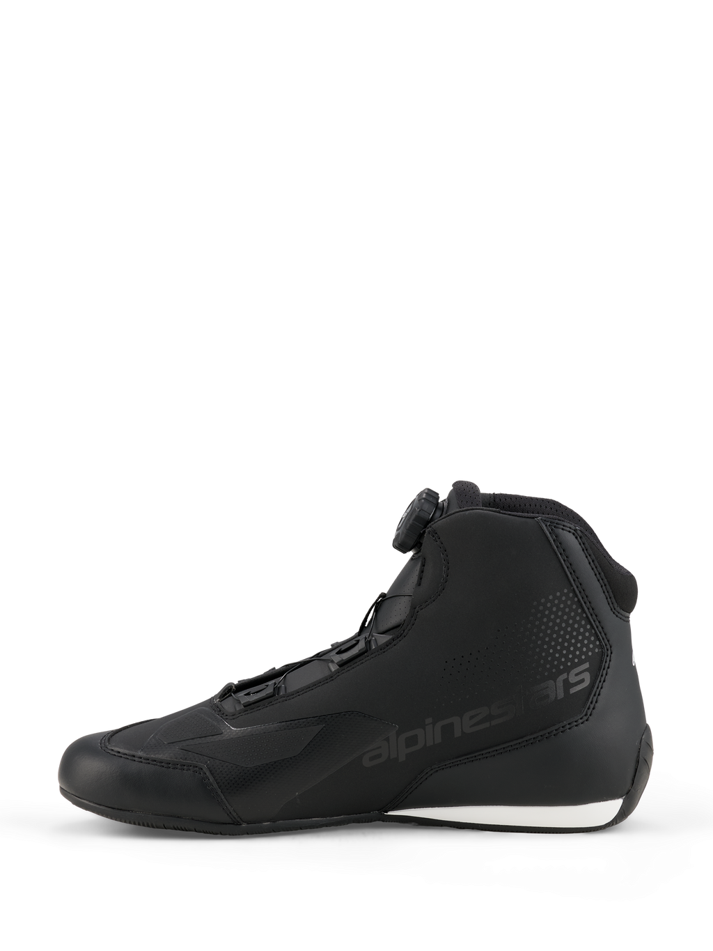 Sapatos Alpinestars Celer, sapatos de motociclismo, pretos e brancos, perfil lateral com o botão do Sistema de Fecho Rotor, construção elegante em microfibra com logótipo em relevo e contraste branco no calcanhar