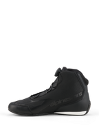 Sapatos Alpinestars Celer, sapatos de motociclismo, pretos e brancos, perfil lateral com o botão do Sistema de Fecho Rotor, construção elegante em microfibra com logótipo em relevo e contraste branco no calcanhar