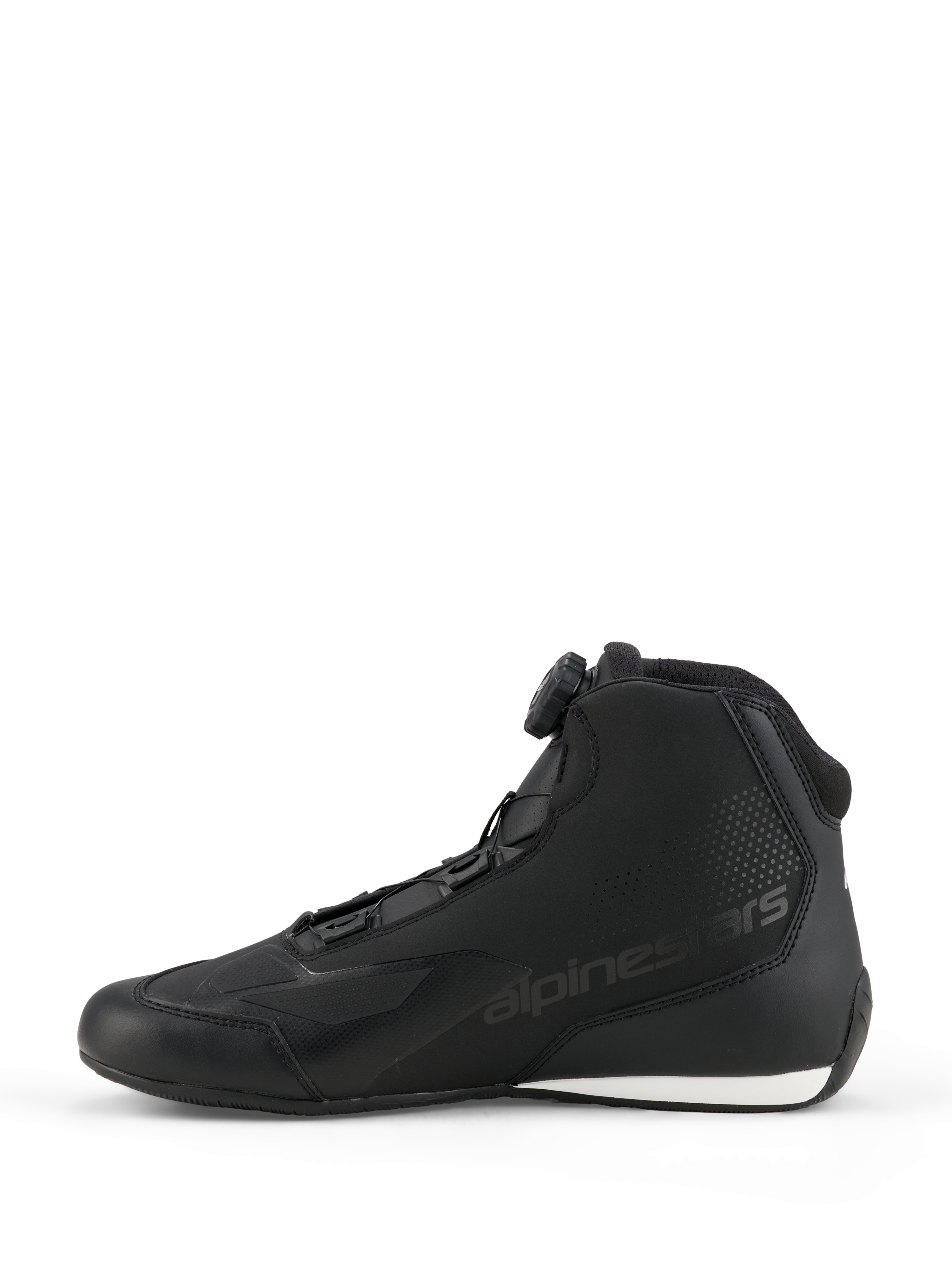 Sapatos Alpinestars Celer, sapatos de motociclismo, pretos e brancos, perfil lateral com o botão do Sistema de Fecho Rotor, construção elegante em microfibra com logótipo em relevo e contraste branco no calcanhar