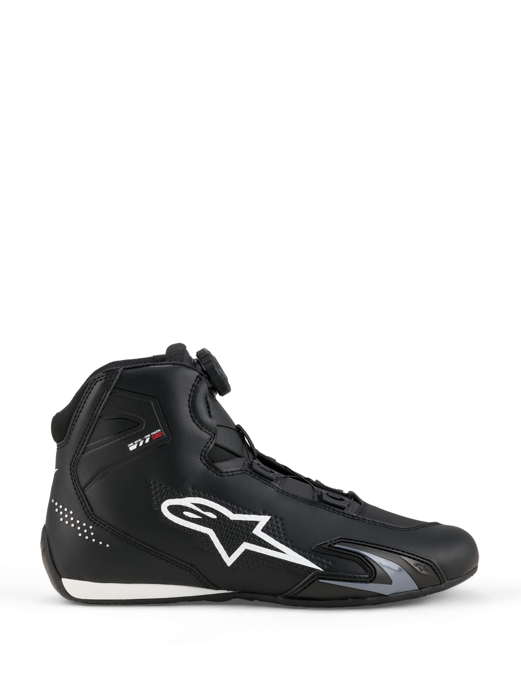 Alpinestars Celer Shoes, sapatos de motociclismo, pretos e brancos, perfil lateral com grande logótipo de estrela branco, mostrador do Sistema de Fecho Rotor para ajuste e silhueta elegante de performance desportiva