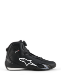 Alpinestars Celer Shoes, sapatos de motociclismo, pretos e brancos, perfil lateral com grande logótipo de estrela branco, mostrador do Sistema de Fecho Rotor para ajuste e silhueta elegante de performance desportiva