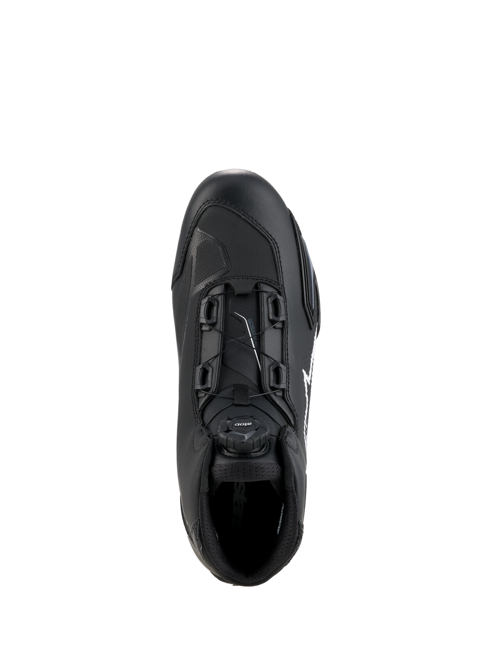 Sapatos Alpinestars Celer, pretos e brancos, vista superior destacando o mostrador do Sistema de Fecho Rotor, construção em microfibra técnica e silhueta elegante de condução desportiva.