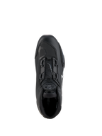 Sapatos Alpinestars Celer, pretos e brancos, vista superior destacando o mostrador do Sistema de Fecho Rotor, construção em microfibra técnica e silhueta elegante de condução desportiva.