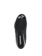 Sapatos Alpinestars Celer, sapatos de motociclismo, pretos e brancos, vista inferior da sola de borracha resistente ao óleo com um padrão de aderência texturizado e logótipo Alpinestars em branco.