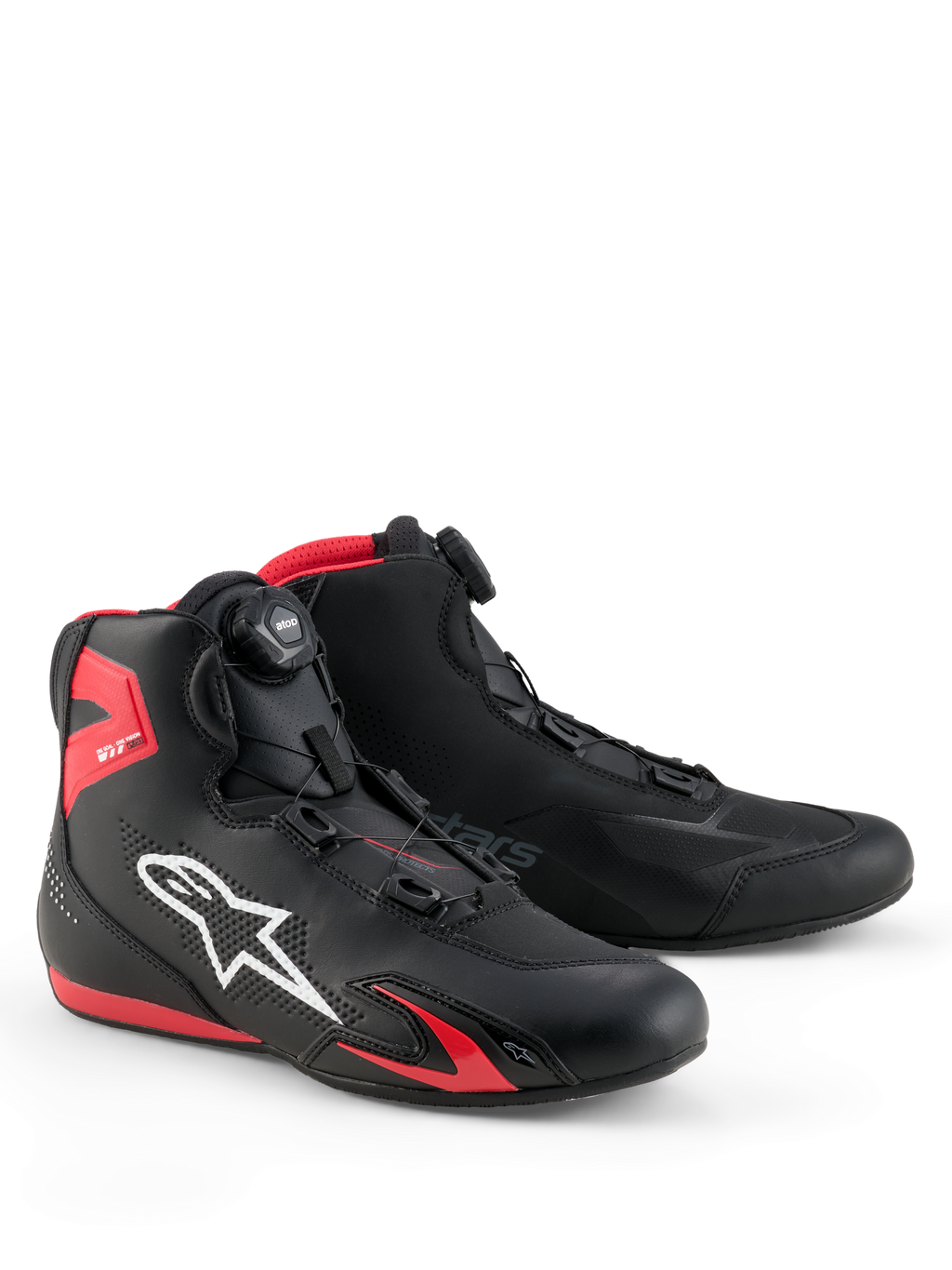 Sapatos Alpinestars Celer, sapatos de motociclismo, pretos e vermelho brilhante, com logótipo Astars branco, sistema de fecho de rotor micrométrico e construção em microfibra técnica com detalhes em TPU vermelho, design desportivo aerodinâmico para corrida e condução em estrada