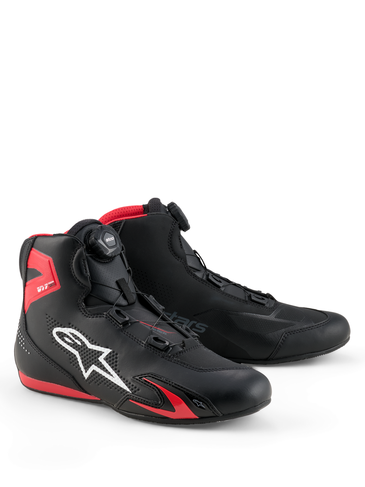 Sapatos Alpinestars Celer, sapatos de motociclismo, pretos e vermelho brilhante, com logótipo Astars branco, sistema de fecho de rotor micrométrico e construção em microfibra técnica com detalhes em TPU vermelho, design desportivo aerodinâmico para corrida e condução em estrada