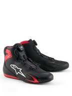 Sapatos Alpinestars Celer, sapatos de motociclismo, pretos e vermelho brilhante, com logótipo Astars branco, sistema de fecho de rotor micrométrico e construção em microfibra técnica com detalhes em TPU vermelho, design desportivo aerodinâmico para corrida e condução em estrada