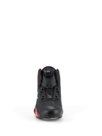 Alpinestars Celer Shoes, sapatos de condução de motociclos, preto e vermelho brilhante, vista frontal com o mostrador do sistema de fecho Rotor, parte superior em microfibra técnica e design aerodinâmico inspirado na competição