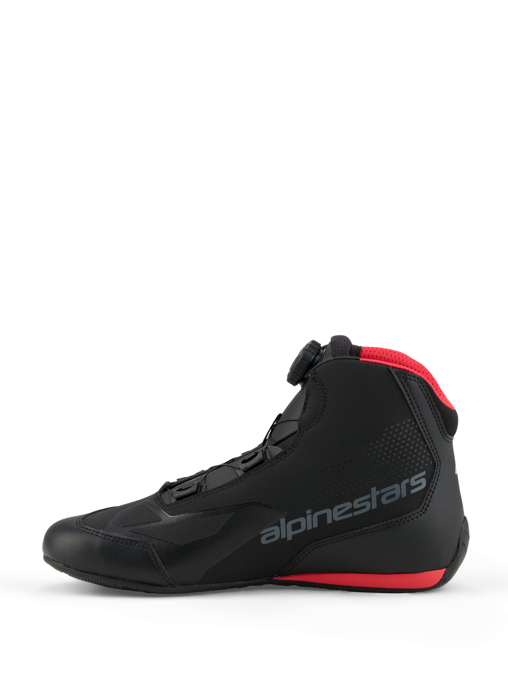 Sapatos Alpinestars Celer, sapatos de motociclismo, preto e vermelho vibrante, vista lateral de perfil com o sistema de fecho Rotor da Alpinestars, parte superior em microfibra com logótipo da marca em cinzento e detalhes vermelhos no colarinho de malha e na sola.
