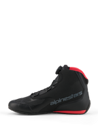 Sapatos Alpinestars Celer, sapatos de motociclismo, preto e vermelho vibrante, vista lateral de perfil com o sistema de fecho Rotor da Alpinestars, parte superior em microfibra com logótipo da marca em cinzento e detalhes vermelhos no colarinho de malha e na sola.