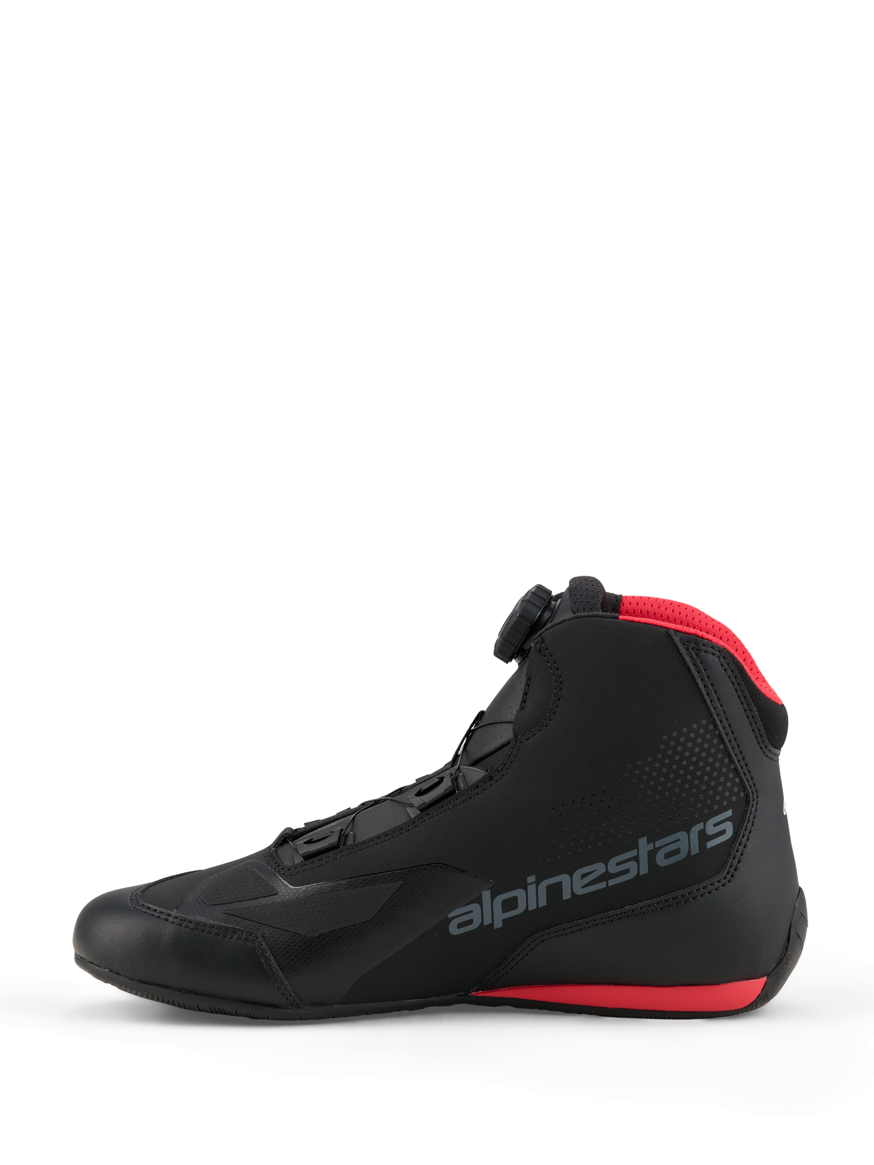 Sapatos Alpinestars Celer, sapatos de motociclismo, preto e vermelho vibrante, vista lateral de perfil com o sistema de fecho Rotor da Alpinestars, parte superior em microfibra com logótipo da marca em cinzento e detalhes vermelhos no colarinho de malha e na sola.