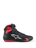 Sapatos Alpinestars Celer, sapatos de motociclismo, preto e vermelho vivo, vista de perfil com logótipo Alpinestars branco, mostrador do sistema de fecho Rotor, proteção de tornozelo em TPU vermelho e construção aerodinâmica em microfibra para desporto e corrida
