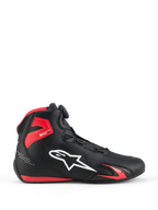 Sapatos Alpinestars Celer, sapatos de motociclismo, preto e vermelho vivo, vista de perfil com logótipo Alpinestars branco, mostrador do sistema de fecho Rotor, proteção de tornozelo em TPU vermelho e construção aerodinâmica em microfibra para desporto e corrida