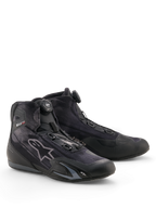 Sapatos Alpinestars Celer Superair, sapatos de motociclismo, preto e cinzento escuro, com sistema de fecho Rotor, parte superior em tecido de elevado fluxo de ar, perfil desportivo com o logótipo Alpinestars, concebidos para condução em clima quente